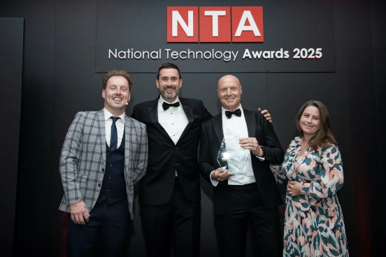 Une image montrant des employés de Forrit recevant le prix NTA